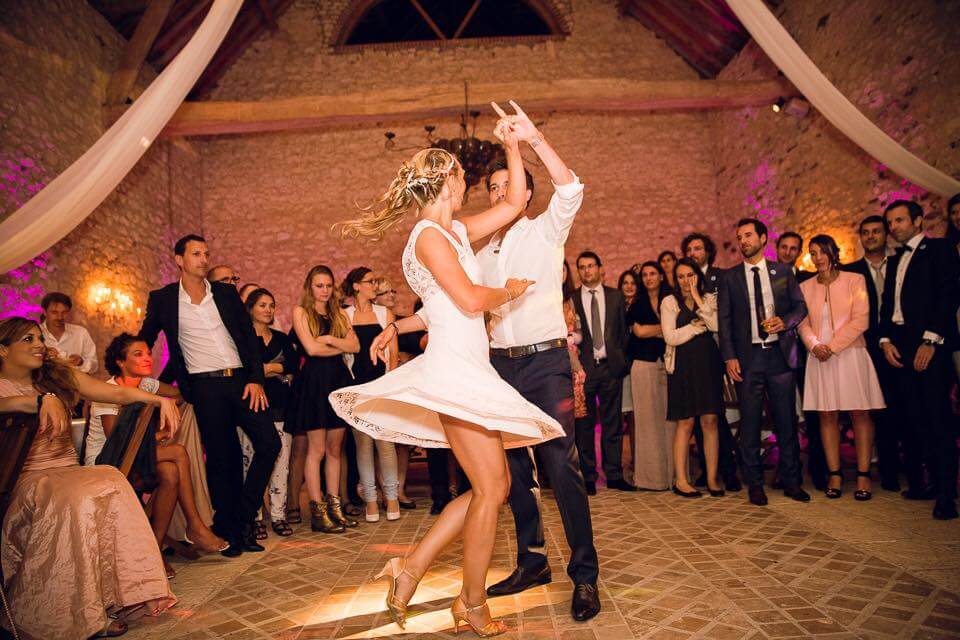 Première danse des mariés lors d'un mariage à Nice, animée par un DJ, créant une ambiance festive et élégante pour les invités.