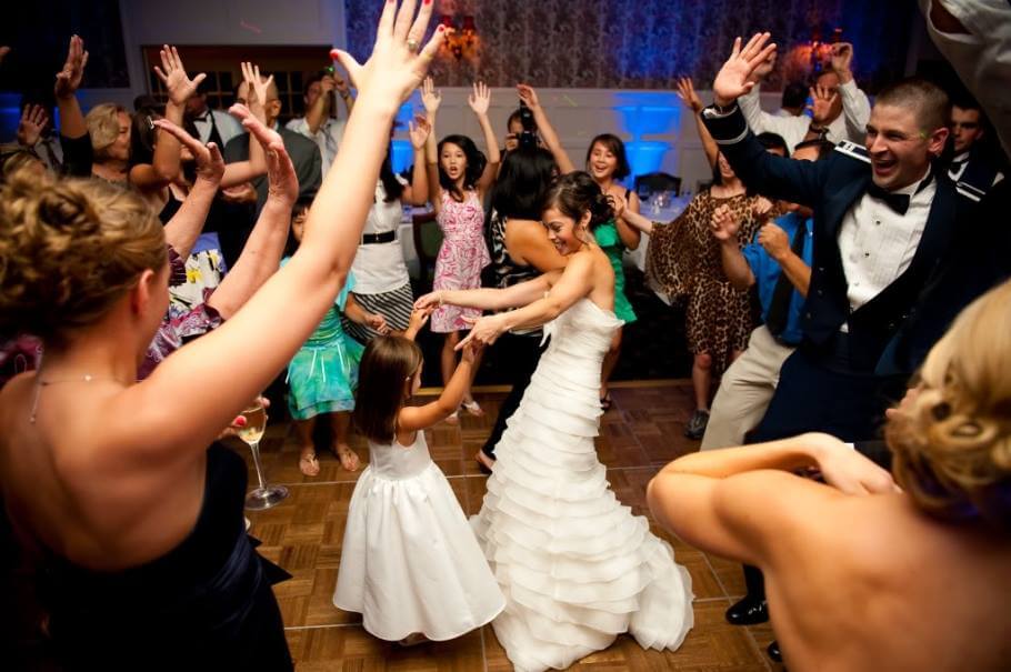 Mariage animé par un DJ avec les mariés et leurs invités dansant, créant une ambiance festive et inoubliable.