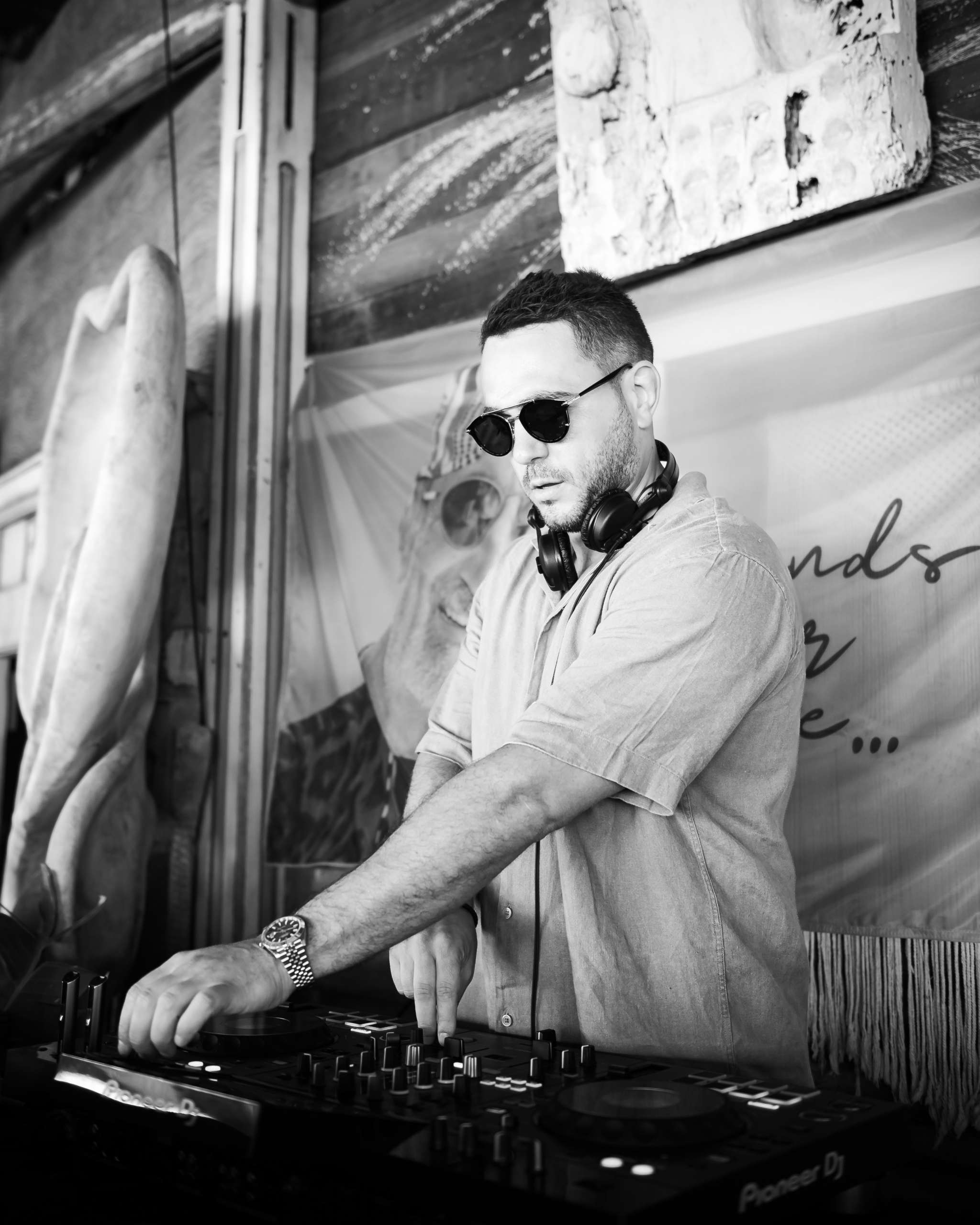 Flanker DJ en noir et blanc, concentré derrière ses platines lors d’un set à Anjuna Beach Èze